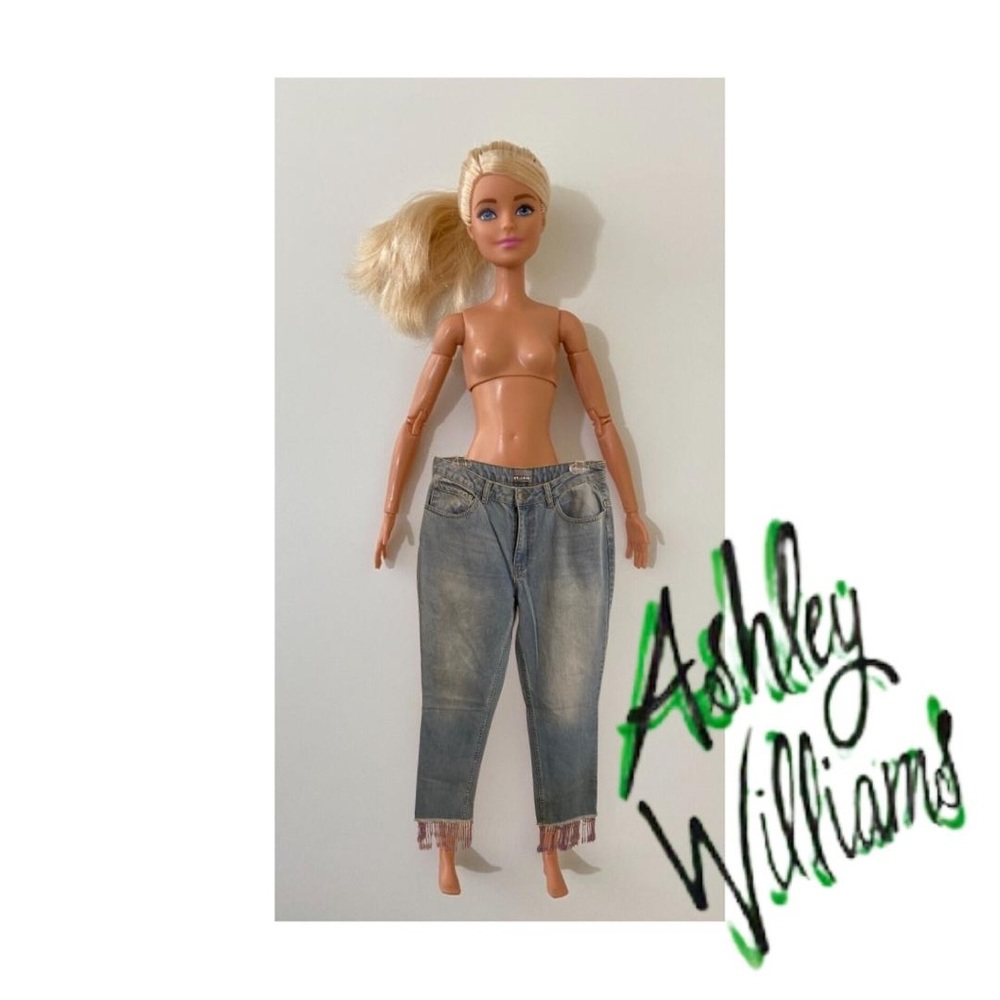 ASHLEY WILLAMS jeans!! Fun heading detail and great light wash.
